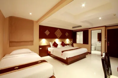 Habitación triple del Loft Wing — Rayaburi Hotel, Patong